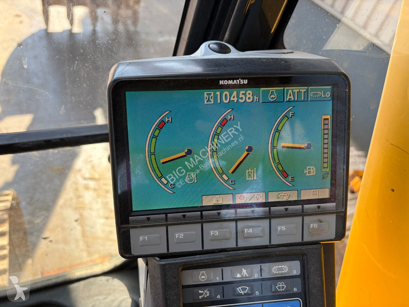 جرافة Komatsu 8