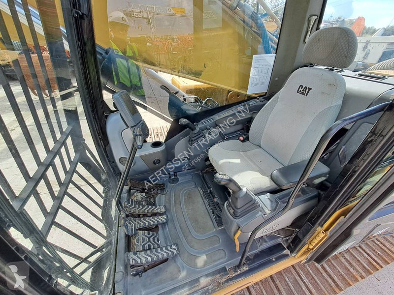 جرافة Caterpillar UHD
