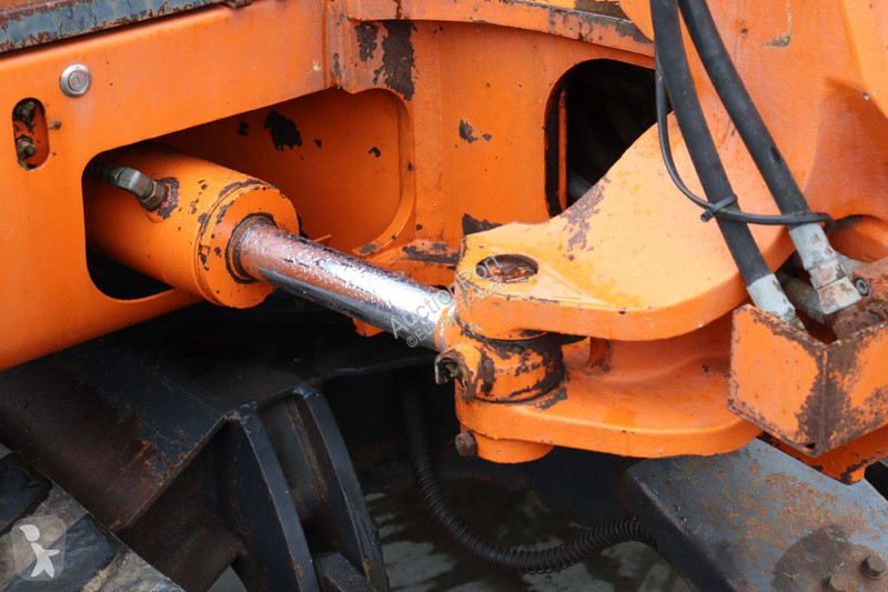 جرافة Hitachi 02