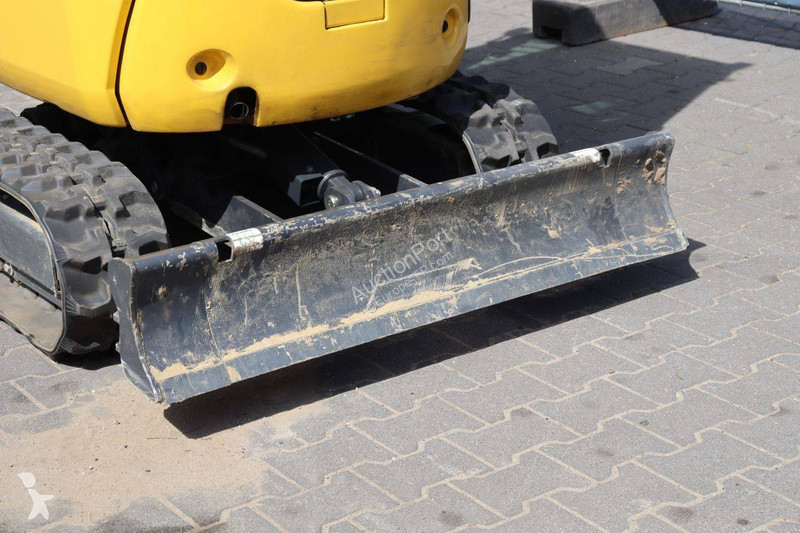 جرافة Komatsu PC16R-3HS