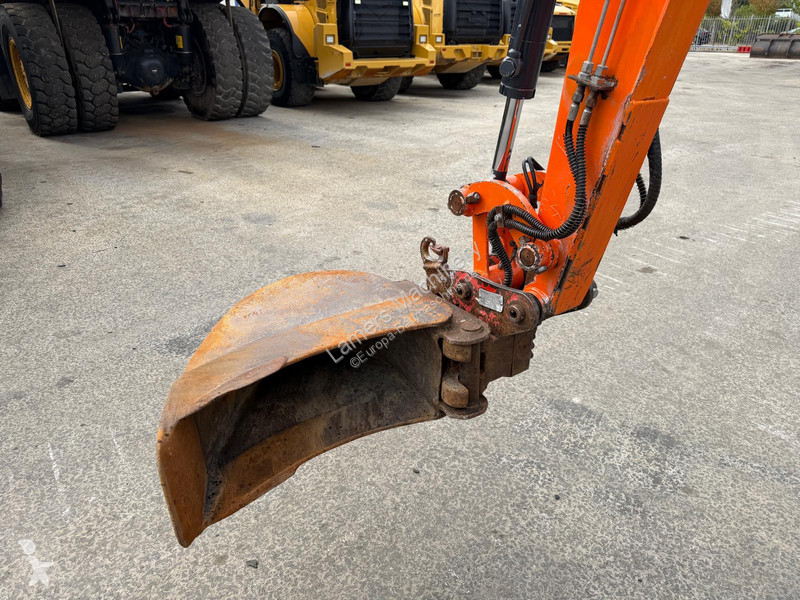 Excavadora Hitachi ZX38U .
