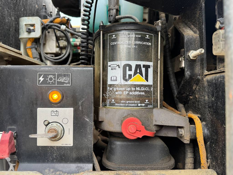 Багер Caterpillar F 2017
