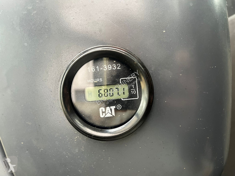 Excavator Caterpillar - bucket with teeth