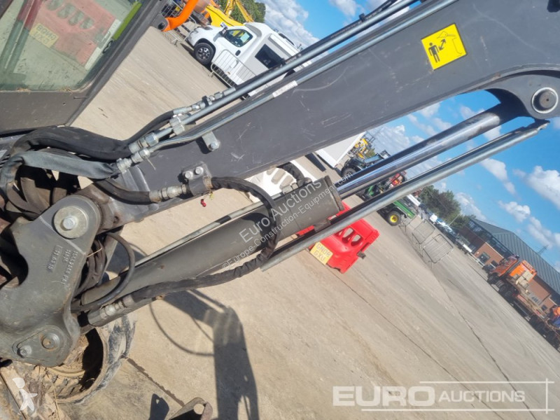 جرافة Volvo EC27D