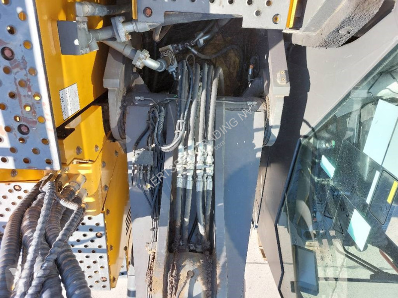 Escavadora Volvo ECR 235 E