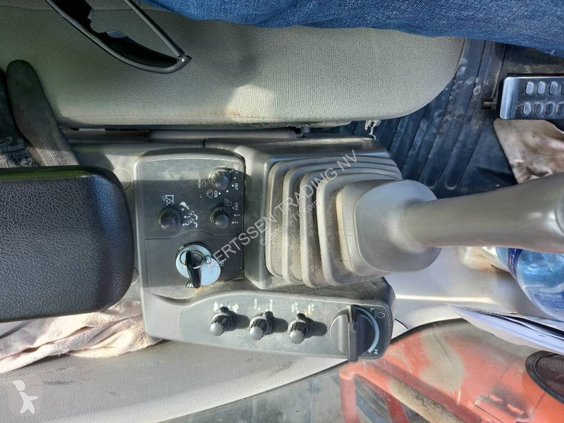Graafmachine Hitachi ZX220LC (Abu Dhabi)