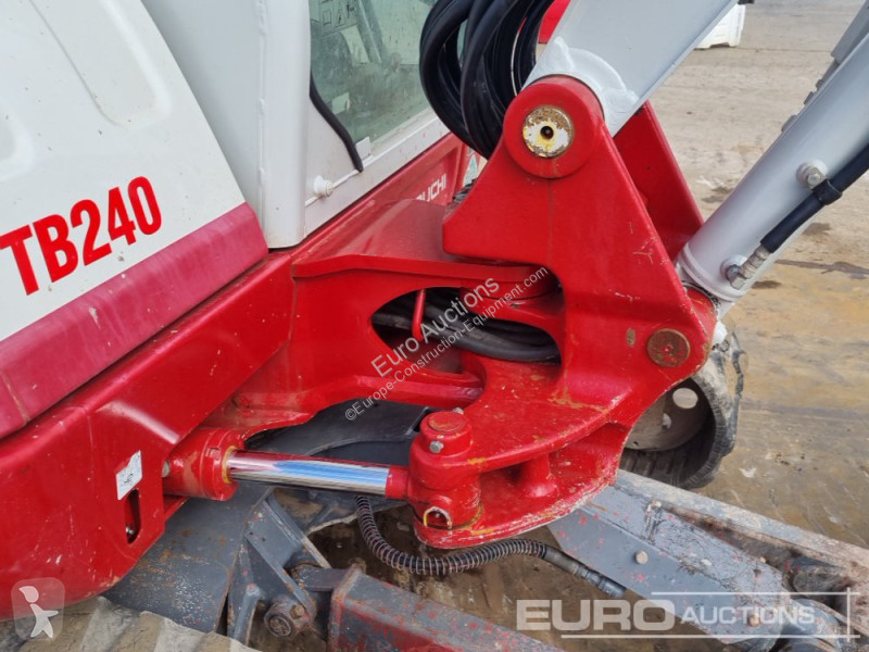 Escavadora Takeuchi TB240