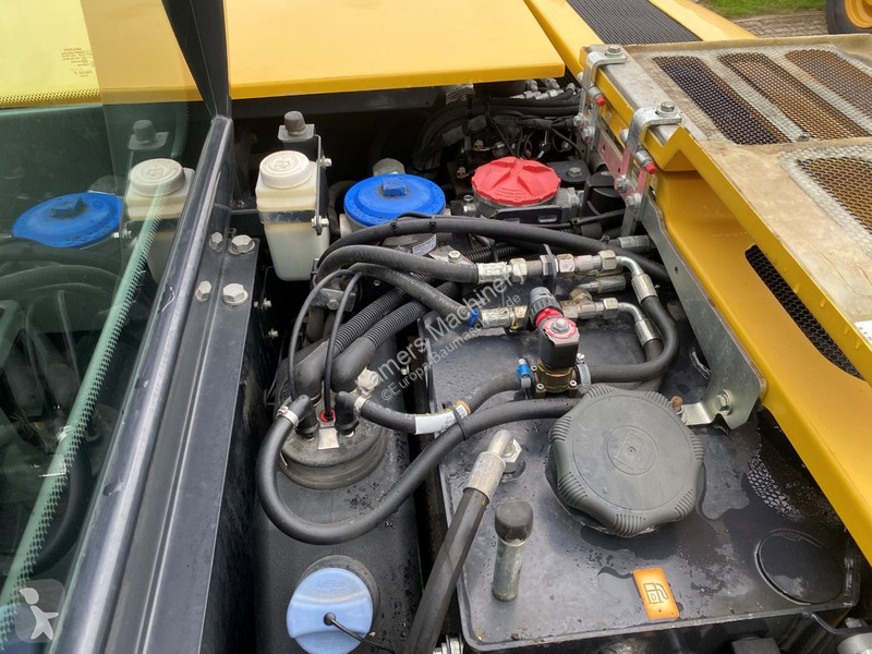 جرافة Yanmar B95w .