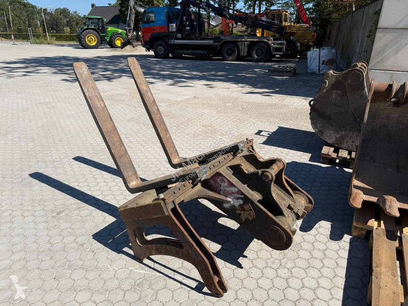 Lopatový nakládač Liebherr A Compact Outriggers...