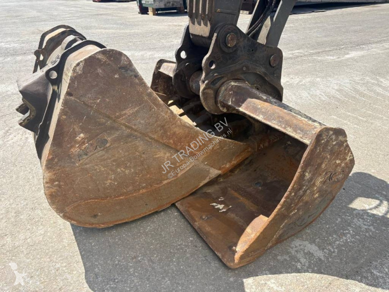 جرافة Volvo EC220ENL (Two Buckets)