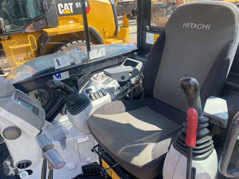 Экскаватор Hitachi ZX65U .