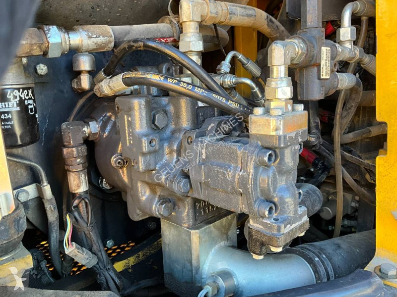 Экскаватор Komatsu MR8