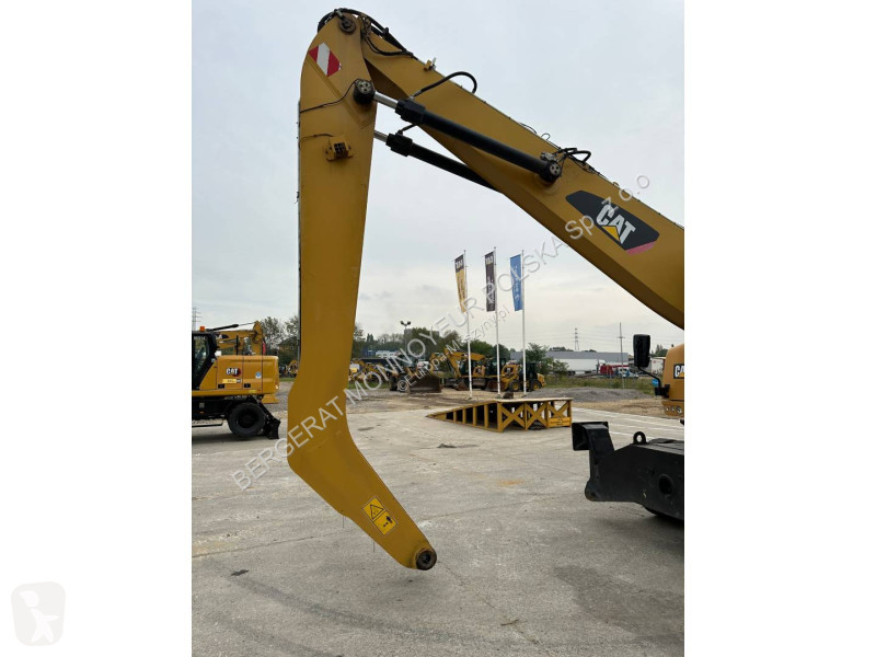 Excavator Caterpillar MH3022