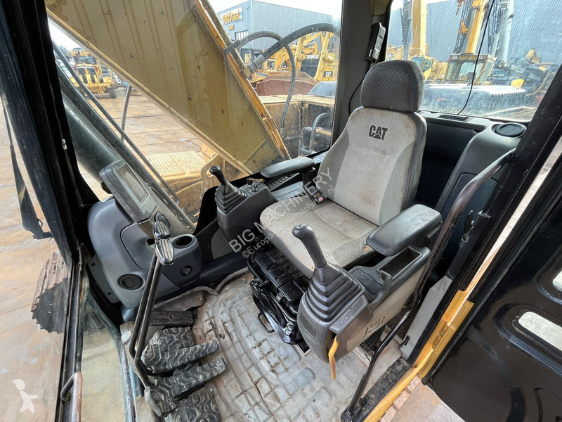 Excavator Caterpillar - bucket with teeth