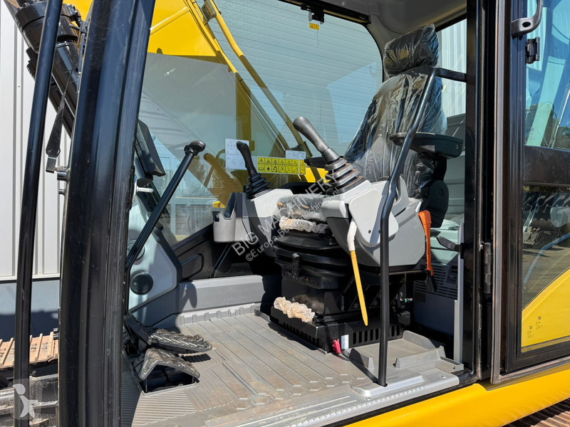 Lopatový nakládač Caterpillar 3