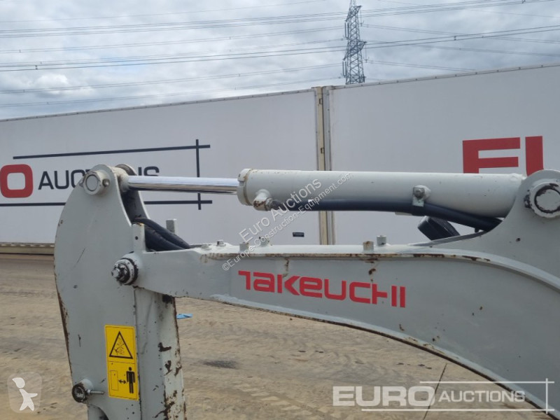 Escavadora Takeuchi TB216