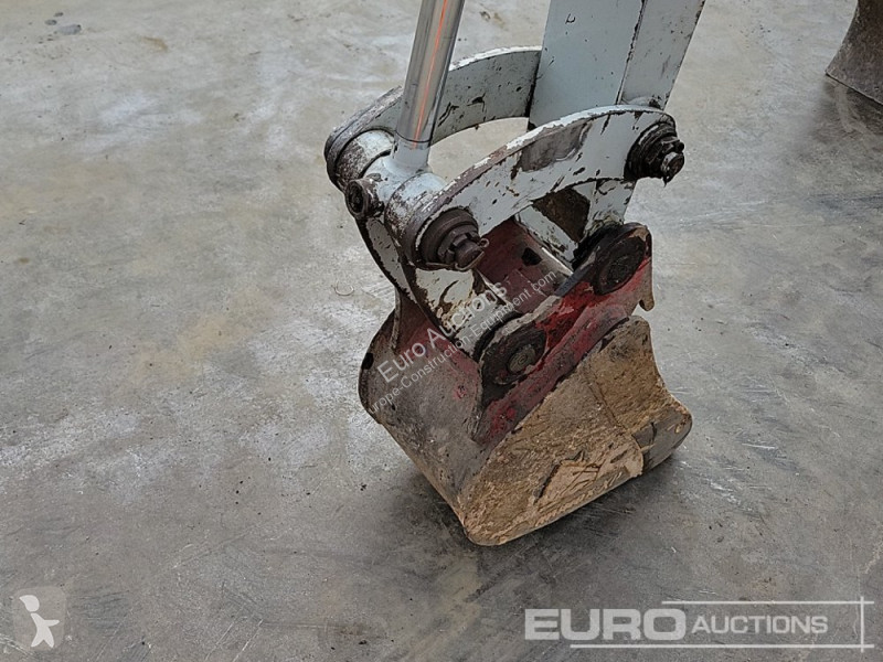 Escavadora Takeuchi TB216