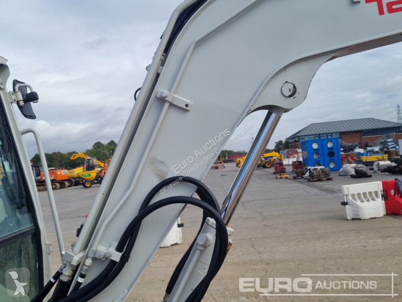 Escavadora Takeuchi TB240
