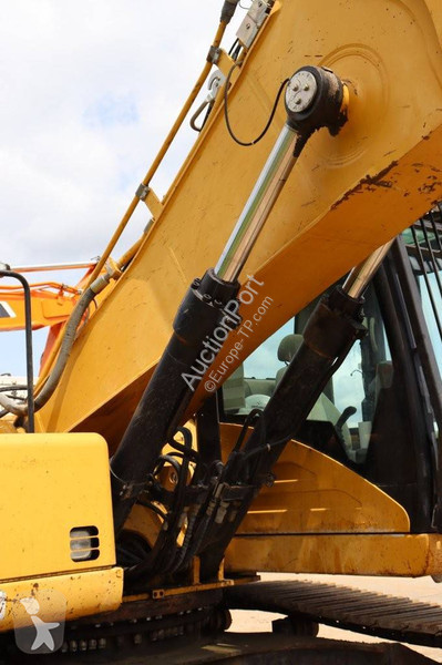 جرافة Caterpillar UHD