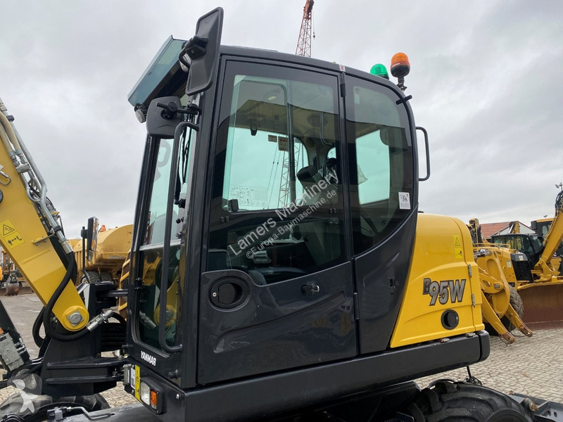 جرافة Yanmar B95w .
