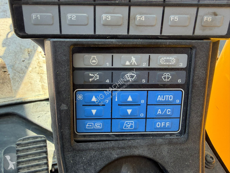 جرافة Komatsu 8
