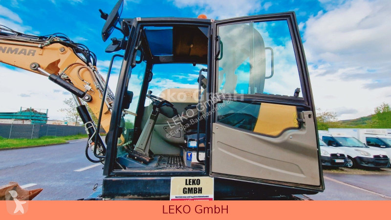 جرافة Yanmar B 95W Mit Drei Löffeln und Ein Hammer