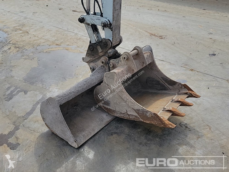 Escavadora Takeuchi TB240