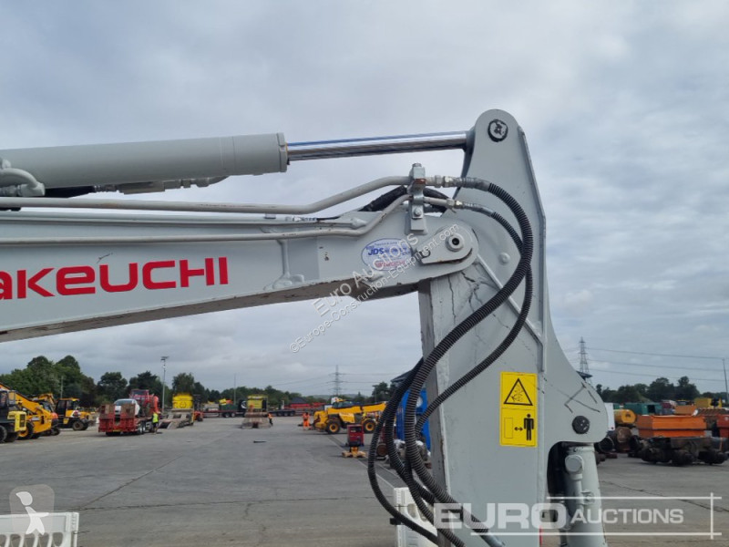 Escavadora Takeuchi TB240