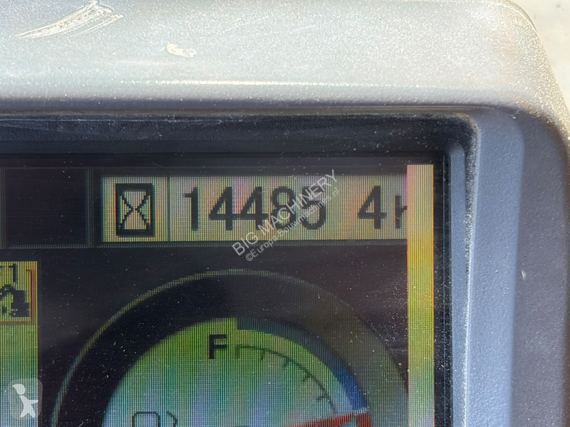 Lopatový nakládač Hitachi 3