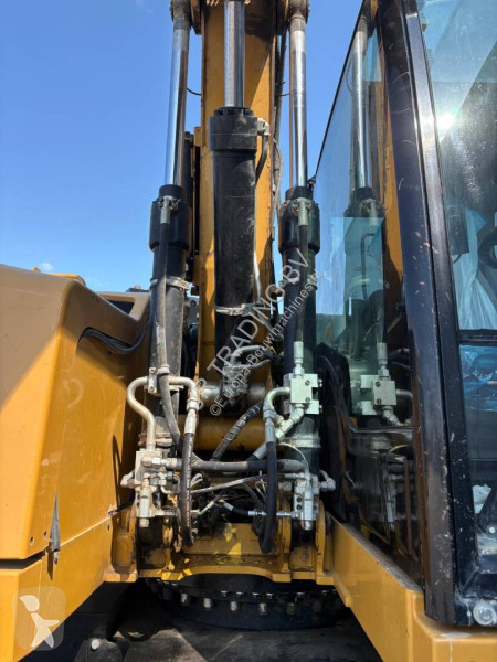 جرافة Caterpillar F