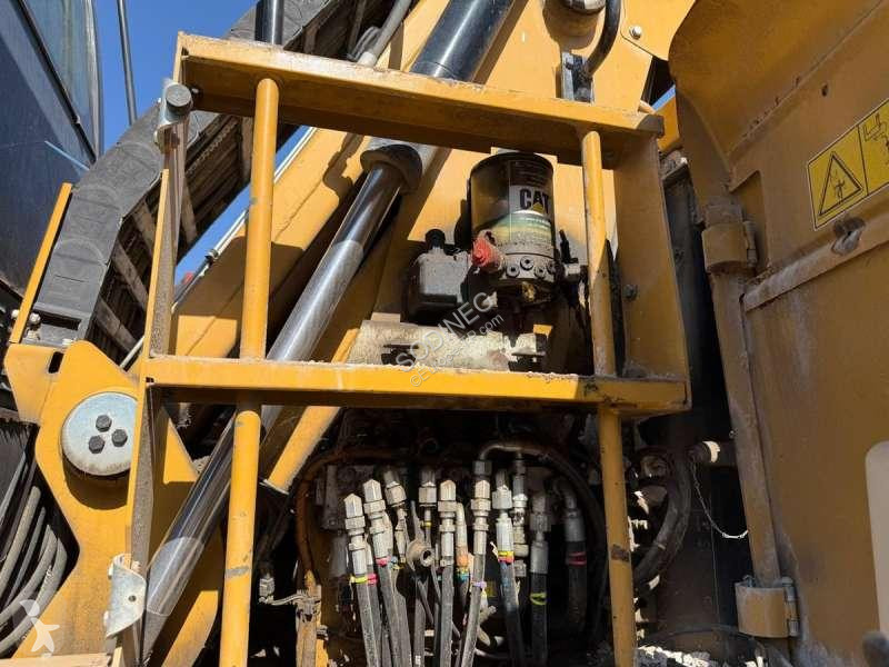 Багер Caterpillar MH