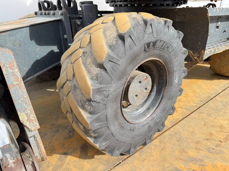Pelle Komatsu - Triple Boom / Blade / Hammer Lines