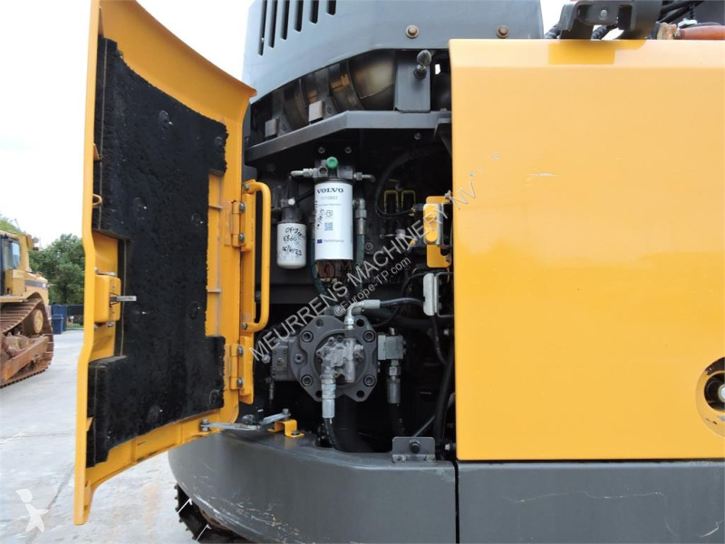 Багер Volvo ECR235