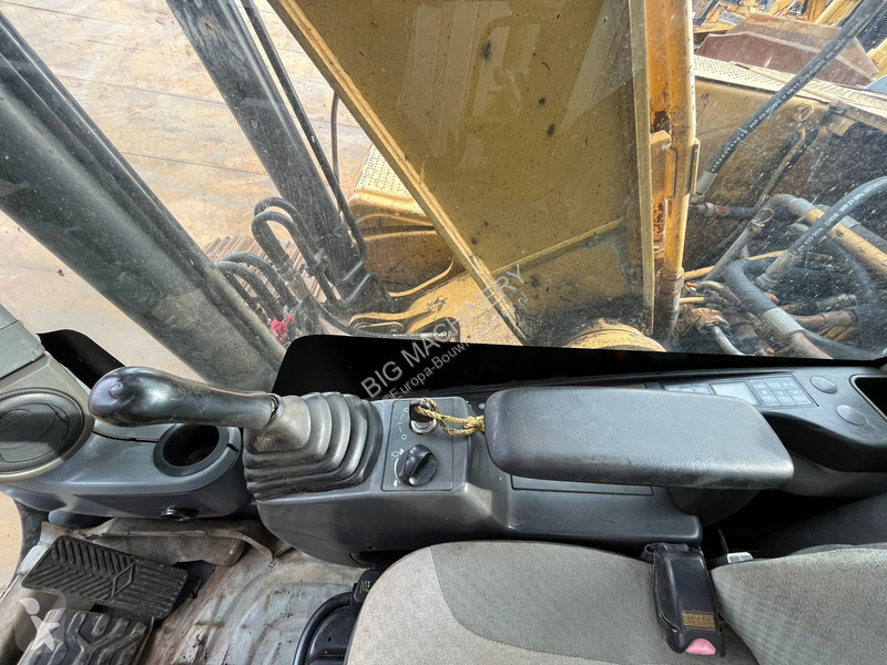 Excavator Caterpillar - bucket with teeth