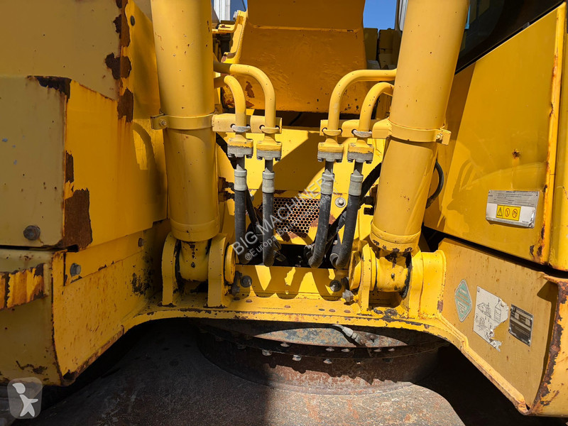 جرافة Komatsu 8