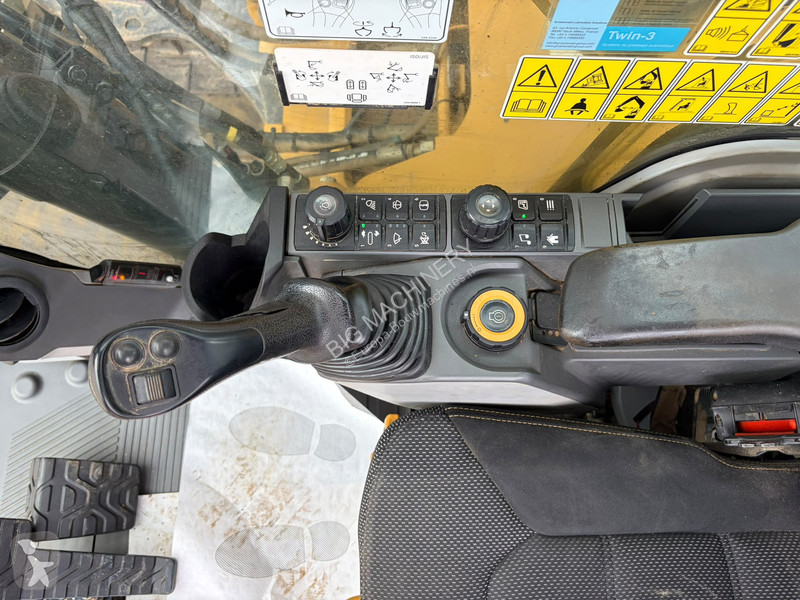 Lopatový nakládač Caterpillar 07A