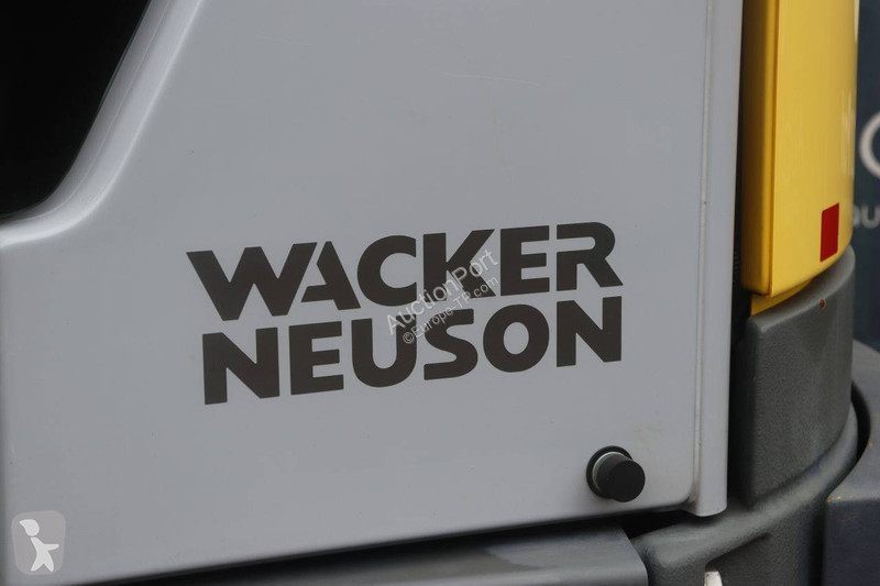 جرافة Neuson EZ26