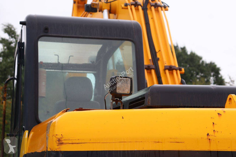 جرافة JCB