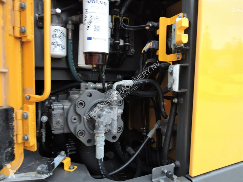 Багер Volvo ECR235