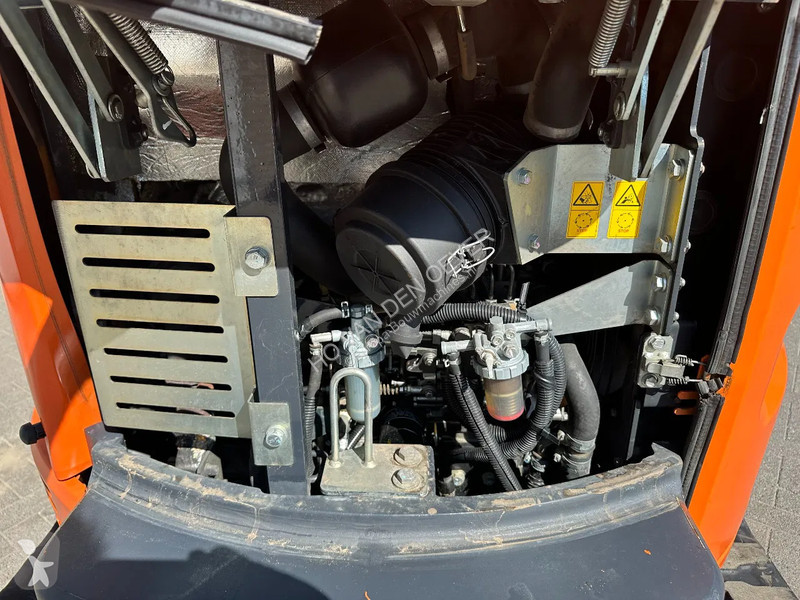 Escavadora Hitachi ZX26U-6CR