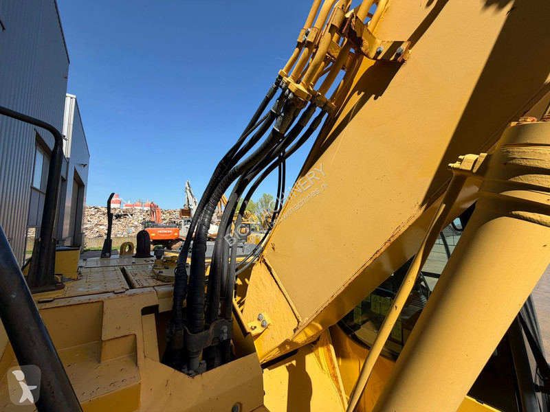 جرافة Komatsu 8