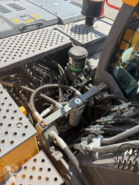 جرافة Volvo EC220ENL (Two Buckets)