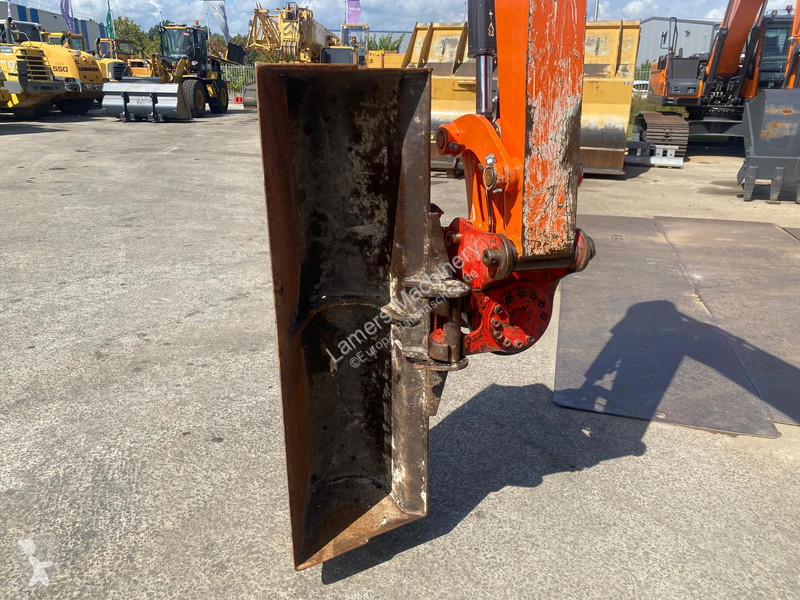 Экскаватор Hitachi ZX65U .