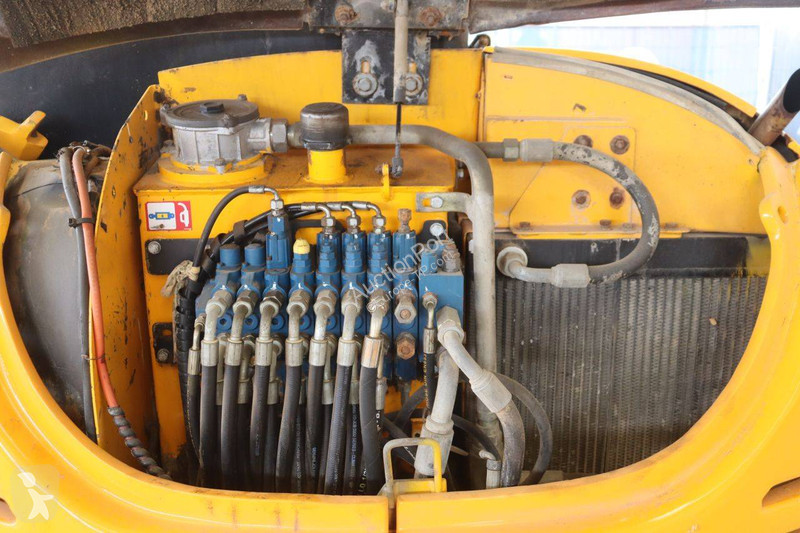 جرافة JCB 8056