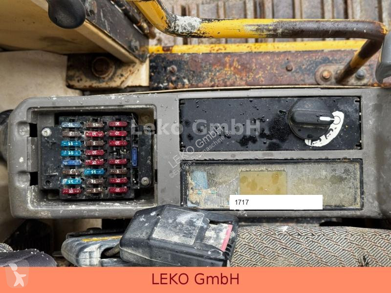 Escavatore Caterpillar 318B Mit Zwei Löffeln