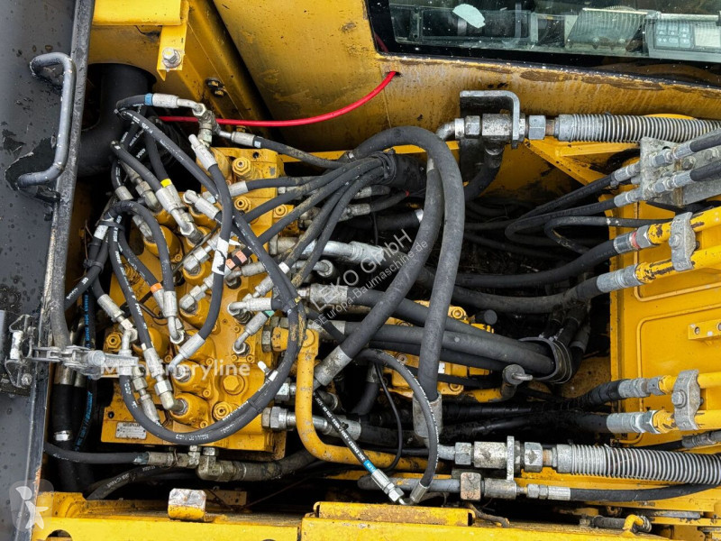 Escavatore Caterpillar C Mit Zwei Löffeln