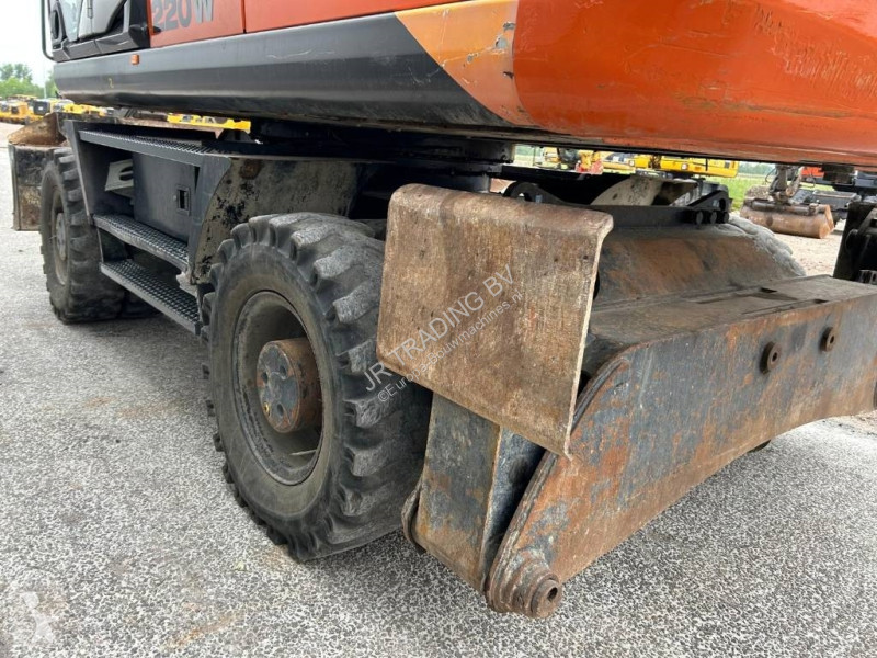 Lopatový nakládač Hitachi ZX220W-5B