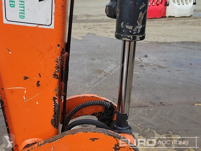 Lopatový nakládač Hitachi ZX26U-6 CR