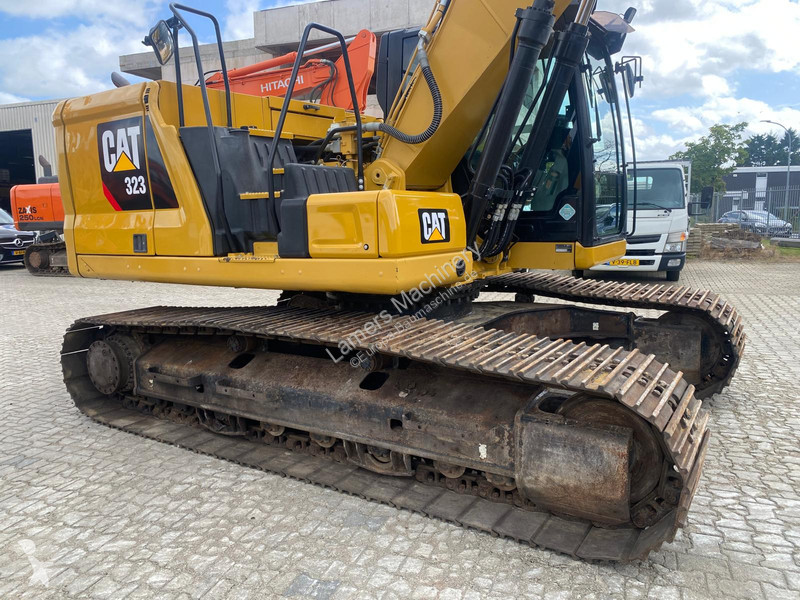 Rýpadlo Caterpillar 323 .