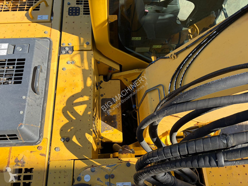 جرافة Komatsu 8